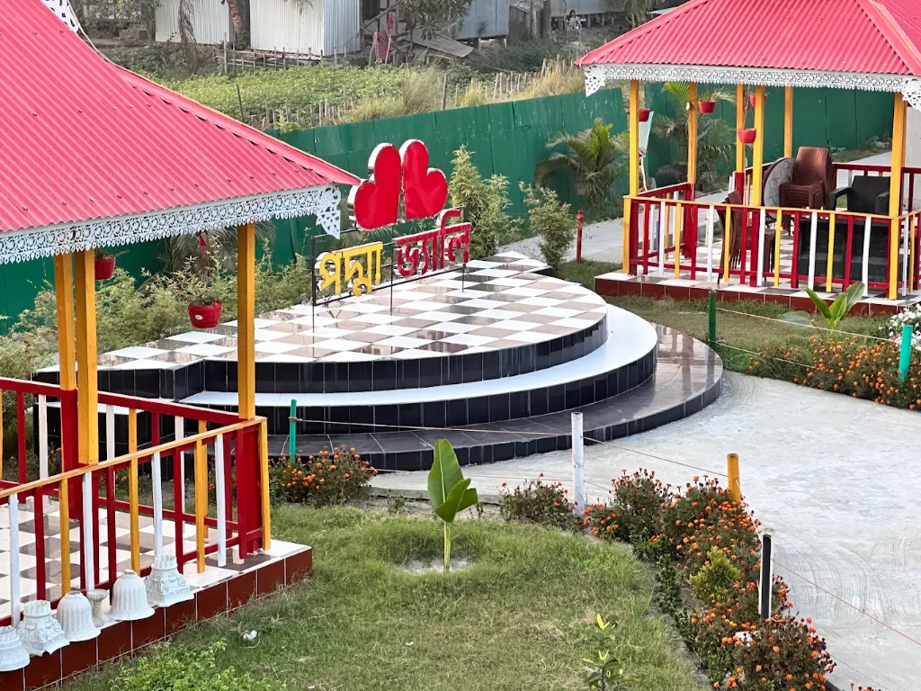 Padma Valley Stage & Heart Sculpture Photo Zone